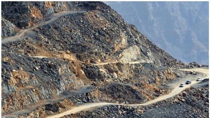 Injured Man Rescued : യുഎഇയില്‍ പാറക്കെട്ടില്‍ നിന്ന് വീണ് പരിക്കേറ്റ യുവാവിനെ രക്ഷപ്പെടുത്തി സിവില്‍ ഡിഫന്‍സ്