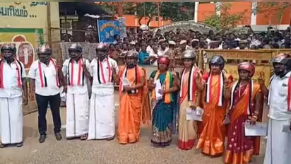 பதவியேற்பு விழாவுக்கு ஹெல்மேட் அணிந்து வந்த அதிமுக கவுன்சிலர்கள்... எதுக்குனு கேட்டா மெர்சலாயிடுவீங்க.!