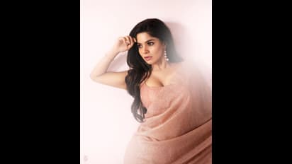 Divya bharti : பேச்சிலர் நடிகையின் பிகினி அலப்பறை! மாலத்தீவில் செம ஹாட் போஸ் கொடுத்து கிக் ஏற்றும் திவ்யபாரதி