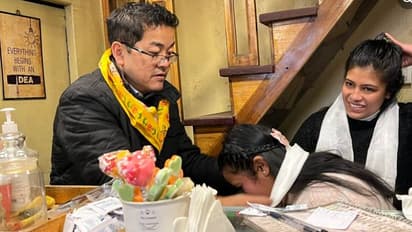 রাজনীতির মাঠে নেমেই বাজিমাত, চিনে নিন এই অজয় এডওয়ার্ডস-কে