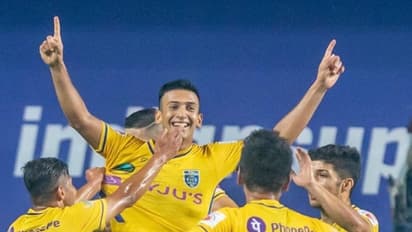 ഹൃദയഭേദകം; കരച്ചില് അടക്കിപ്പിടിച്ച് സഹല് അബ്ദുള് സമദിന് മഞ്ഞപ്പടയുടെ യാത്രയപ്പ്, ആശംസ