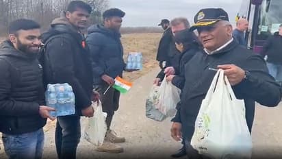 पोलैंड यूक्रेन सीमा पर फंसे भारतीय छात्रों से मिले वीके सिंह, खाना पानी देकर कहा- जल्द सबको ले चलेंगे भारत