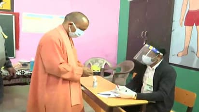 UP Chunav 2022: छठे चरण की 57 सीटों पर मतदान शुरू, CM योगी ने डाला वोट