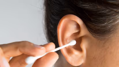 Earbuds :  പതിവായി ഇയര്‍ ബഡ്സ് ഉപയോഗിക്കുന്നവരാണോ? ഡോക്ടർ പറയുന്നത്...