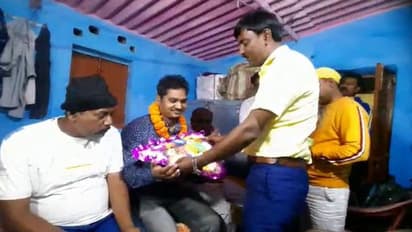 দিন-রাত কাটছিল আতঙ্কে, ইউক্রেন থেকে ছেলে ফেরায় স্বস্তি পুরুলিয়ার পাসোয়ান পরিবারে