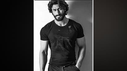 ভক্তের সঙ্গে সেলফি তুলতে উঁচু বিল্ডিং থেকে লাফ বিদ্যুৎ জামওয়ালের, ভিডিও দেখে থ নেটদুনিয়া!