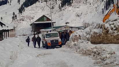 बर्फबारी से बंद था रास्ता, 6 महीने की गर्भवती की जिंदगी पर मंडरा रहा था खतरा, तभी देवदूत बनकर पहुंचे जवान