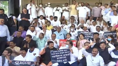 भाजपा ने मांगा नवाब मलिक का मंत्री पद से इस्तीफा, विधानसभा की सीढ़ियों पर प्रदर्शन, कहा-पहली बार मंत्री जेल में