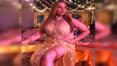 Rani Chatterjee ने गोल्डन ड्रेस में बरपाया कहर, फैंस बोले-होली से पहले रंगीन लग रही हो