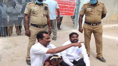 அட கடவுளே..! வெளியே வந்தவுடன் கடத்தப்பட்ட பெண் கவுன்சிலர்..3 வயது குழந்தையுடன் கணவன் நடுரோட்டில் தர்ணா..