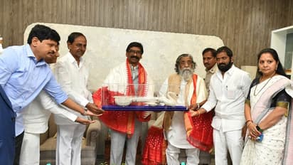 జార్ఖండ్ సీఎం హేమంత్ సోరెన్‌తో భేటీ, శిబుసోరెన్ కాళ్లు మొక్కిన కేసీఆర్ (ఫోటోలు)