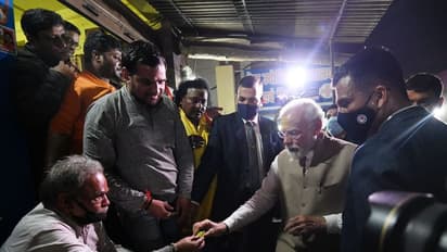 खईके पान बनारस वाला...PM Modi का ठेठ बनारसी अंदाज, चाय की चुस्की के बाद पहुंचे पान खाने