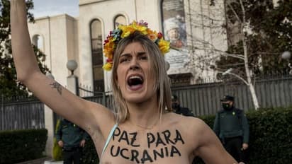 Topless प्रदर्शनकारियों का ग्रुप Ukraine के समर्थन में उतरा, शरीर के अलग-अलग हिस्सों पर लिखवाया शांति संदेश