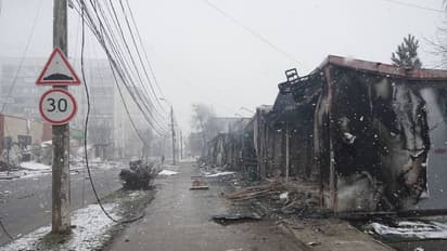 यूक्रेन के इस शहर में भोजन-पानी के लिए लोग कर रहे त्राहि-त्राहि, रूसी सैनिकों के बमबारी में 2187 की मौत