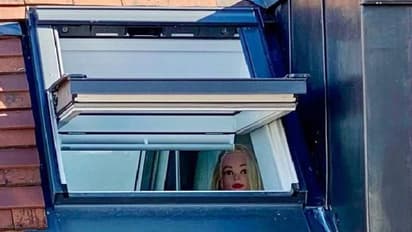 അയൽക്കാരോട് ദേഷ്യം, കിടപ്പുമുറിയിലേക്ക് ഉറ്റുനോക്കും വിധത്തിൽ ജനാലക്കരികിൽ ബൊമ്മയെ നിർത്തി