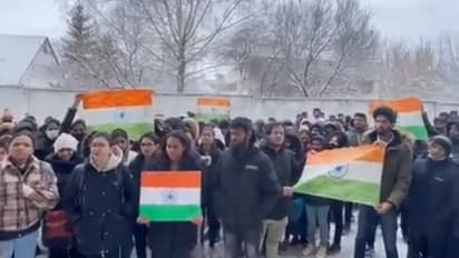 ट्रेन-बस नहीं मिली तो भागकर पहुंचे पोलैंड, किसी के पास पानी नहीं तो कोई बिना खाने के पैदल चला