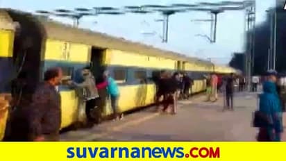 ಬೆಂಕಿಬಿದ್ದ ಬೋಗಿಯನ್ನು ನೂಕಿ ಬೇರ್ಪಡಿಸಿದ  ರೈಲು ಪ್ರಯಾಣಿಕರು... ವಿಡಿಯೋ ವೈರಲ್