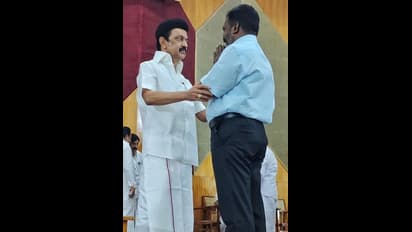 குறுகி நின்ற ஸ்டாலின்..  உருகி நின்ற திருமாவளவன்.. உணர்ச்சி பிழம்பான அறிவாலயம்.