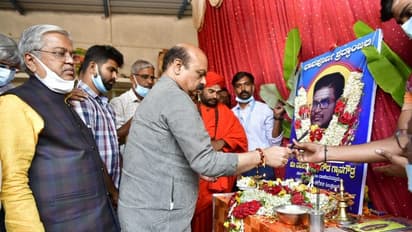 ಉಕ್ರೇನ್ನಲ್ಲಿ ಮೃತಪಟ್ಟ ನವೀನ್ ಕುಟುಂಬಕ್ಕೆ 25 ಲಕ್ಷ ಪರಿಹಾರ ವಿತರಿಸಿದ ಬೊಮ್ಮಾಯಿ