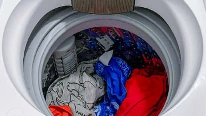 வாட்டர்பாட்டில் போட்டு வாஷிங் மெஷினில் துணி துவைத்து பாருங்க- அற்புதம் நடக்கும் நம்புங்கள்..!!