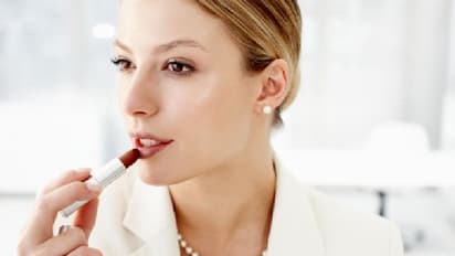 ঠোঁট সাজানো ছাড়াও এই সাত ভাবে ব্যবহার করুন লিপস্টিক, জেনে নিন কী কী সেই পন্থা