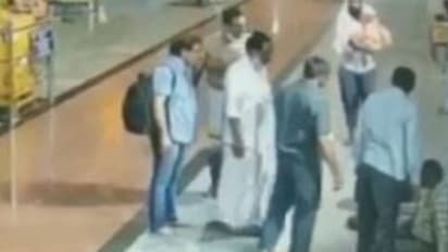 దర్శనం కోసం వచ్చిన భక్తుడిపై దాడి చేసిన పూజారి.. సీసీటీవీలో రికార్డైన దృశ్యాలు..