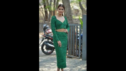 Pooja Hegde Hot : தாராள கவர்ச்சியில் தாறுமாறு போஸ் கொடுத்த பூஜா ஹெக்டே.... கிக் ஏற்றும் செம்ம ஹாட் போட்டோஸ்