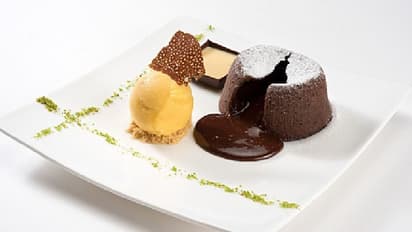 অতিথি আপ্যায়নে হাতিয়ার করুন চকোলাভা কেক, রইল সহজ এই কেকের রেসিপি