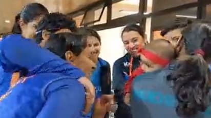 INDvPAK ಪಂದ್ಯ ಗೆದ್ದ ಬಳಿಕ ಪಾಕ್ ನಾಯಕಿ ಮುದ್ದು ಕಂದನ ಜೊತೆ ಭಾರತ ಮಹಿಳಾ ಕ್ರಿಕೆಟಿಗರ ಮಧುರ ಕ್ಷಣ ವಿಡಿಯೋ ವೈರಲ್!