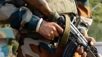 బంగ్లాదేశ్ బార్డర్లో స్మగ్లర్లు.. అర్ధరాత్రి ఎన్కౌంటర్లో ఓ స్మగ్లర్ హతం