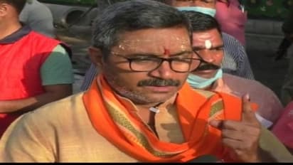 यूपी चुनाव: मंत्री नीलकंठ तिवारी ने किया मतदान, कहा- आपका मत करेगा भाग्य निर्माण