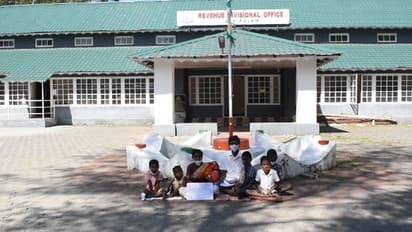 അംഗൻവാടിയിൻ നിന്ന് പിരിച്ചുവിട്ട ഭാര്യയെ തിരിച്ചെടുക്കണമെന്ന് ആവശ്യപ്പെട്ട് ഭർത്താവിന്റെ നിരാഹാര സമരം