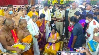 యాదాద్రిలో ప్రత్యేక పూజలు చేసిన గవర్నర్ తమిళసై సౌందర్ రాజన్