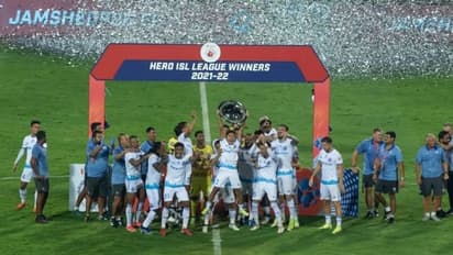 ISL 2021-22: എടികെയെ വീഴ്ത്തി ജംഷഡ്പൂരിന് ലീഗ് വിന്നേഴ്സ് ഷീല്ഡ്,സെമിയില് ബ്ലാസ്റ്റേഴ്സിന്റെ എതിരാളികളായി