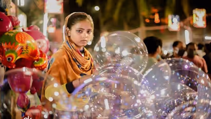 रातों-रात इंटरनेट संशेसन बनीं ये गुब्बारे बेचने वाली लड़की, खूबसूरती ऐसी की हीरोइनों को दे रही मात, देखें फोटो