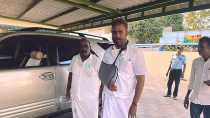 பயங்கர அதிர்ச்சி... கையை கழுத்தில் மாட்டிக் கொண்டு SP வேலுமணி.. அதிமுகவினரை கதறவைக்கும் புகைப்படம்.