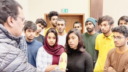 কখনও বাঙ্কারে আশ্রয়, আবার কখনও রাত জেগে সফর, ইউক্রেন যুদ্ধের আতঙ্ক এখনও চোখেমুখে