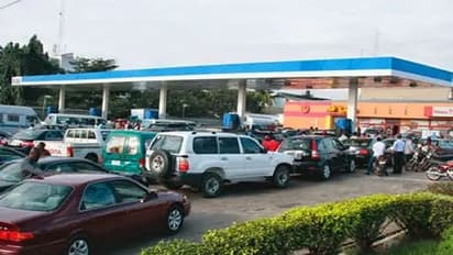 డబ్బుందని పొగరు...మహిళపై మనీ విసిరిన వ్యక్తి !