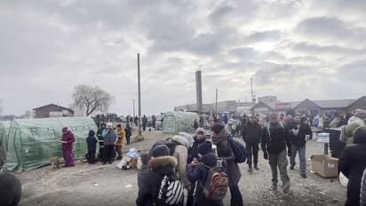 কনকনে ঠান্ডা, যানবাহন কিছুই নেই, হেঁটে ইউক্রেন সীমান্তে পৌঁছানো সহজ ছিল না পড়ুয়াদের কাছে