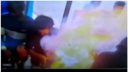 Phone Explodes : കോട്ടയത്ത് മൊബൈൽ കടയിൽ ഫോൺ പൊട്ടിത്തെറിച്ചു; ദൃശ്യങ്ങൾ പുറത്ത്