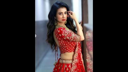 রূপের ছটা ঠিকরে বেরোচ্ছে, লেহেঙ্গা চোলিতে কোমরের ভাঁজে ঘুম কাড়লেন মনামী