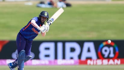 അവസാന മത്സരം കളിക്കുന്ന ജുലല്‍ ഗോസ്വാമിക്ക് ബാറ്റിംഗില്‍ നിരാശ; ഇംഗ്ലണ്ട് വനിതകള്‍ക്കെതിരെ ഇന്ത്യ തകര്‍ന്നു