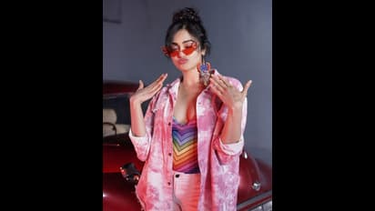 மாடன் கவர்ச்சியில் ஆதா ஷர்மா..கிழிந்த படு மோசமான பாட்டமுடன் கிளாமர் அலப்பறை...