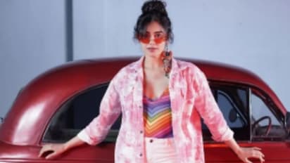 ஒட்டிய மத்திய அழகை..மிளிர வைத்த ஆதா ஷர்மா..வெள்ளை சேலையில் இடுப்புக்கு கீழ் இறக்கி கட்டி..