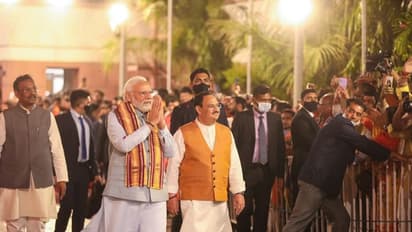 Election Result 2022: चार राज्यों में जीत मिली तो पार्टी ऑफिस पहुंचे पीएम मोदी, फूलों की बारिश से हुआ स्वागत