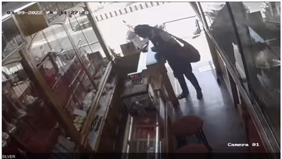 യൂണിഫോം ചതിച്ചു; മുടി സ്ട്രെയിറ്റ് ചെയ്യാന് ജ്വല്ലറിയില്നിന്ന് 25000 രൂപ മോഷ്ടിച്ച പെണ്കുട്ടി പിടിയില്