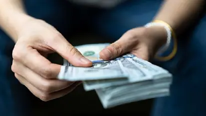 আয় যতই হোক, মাসের মাঝেই হাত ফাঁকা হয়ে যায় এই চার রাশির ছেলে মেয়েদের