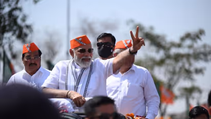 पीएम मोदी के रोड शो में 'केसरी' रंग में रंगा अहमदाबाद, चार राज्यों का चुनाव जीतने के बाद पहली बार पहुंचे 'घर'