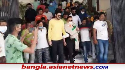 কথা বলায় কড়া নিষেধাজ্ঞা, মুখে ব্যান্ডেজ বেঁধেই হাসপাতাল থেকে বাড়ির পথে মদন মিত্র