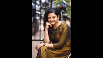 టీఆర్పీ కోసం కాదు అది నిజమే.. సుధీర్-రష్మి, `జబర్దస్త్` లవ్స్టోరీస్పై నటి ఇంద్రజ షాకింగ్ కామెంట్స్